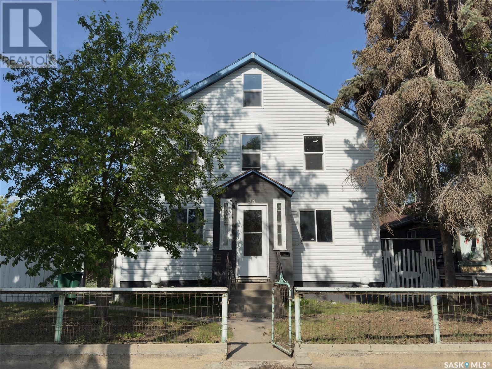 Photo 2 of 319 H Avenue S, Saskatoon SK
