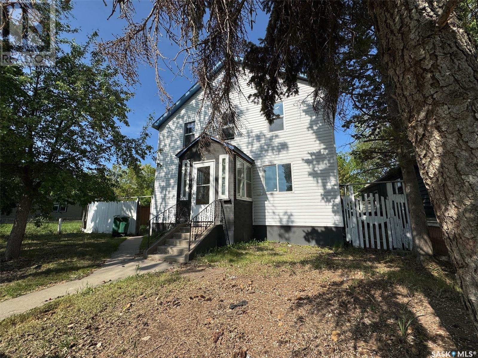 Photo 4 of 319 H Avenue S, Saskatoon SK