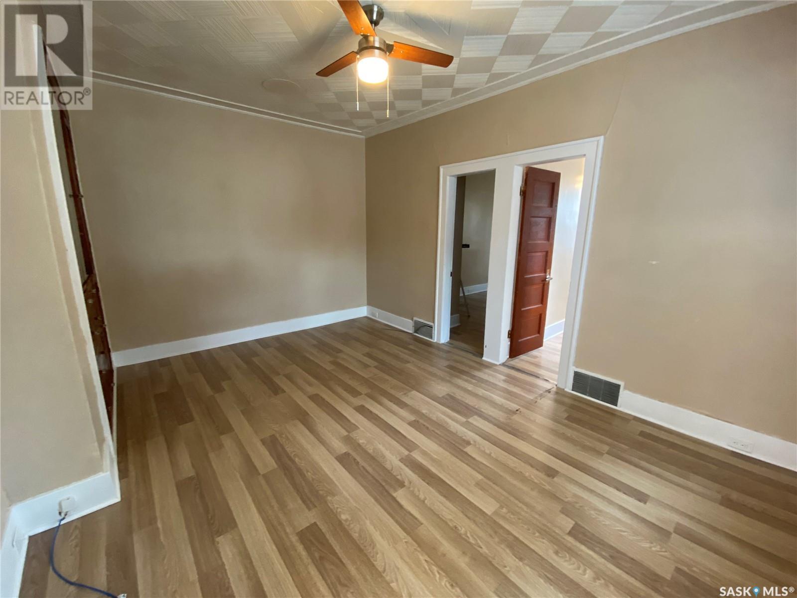 Photo 11 of 702 12 Th Avenue, Regina SK