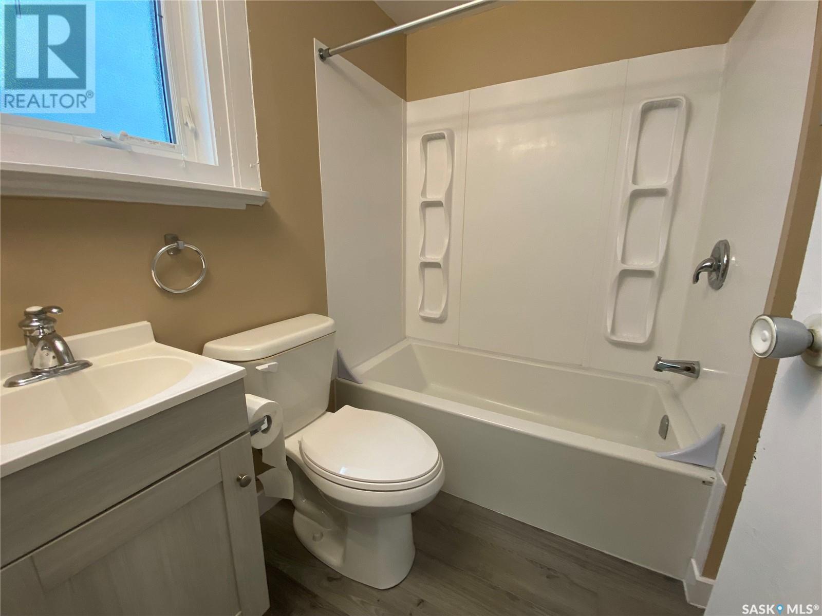 Photo 12 of 702 12 Th Avenue, Regina SK