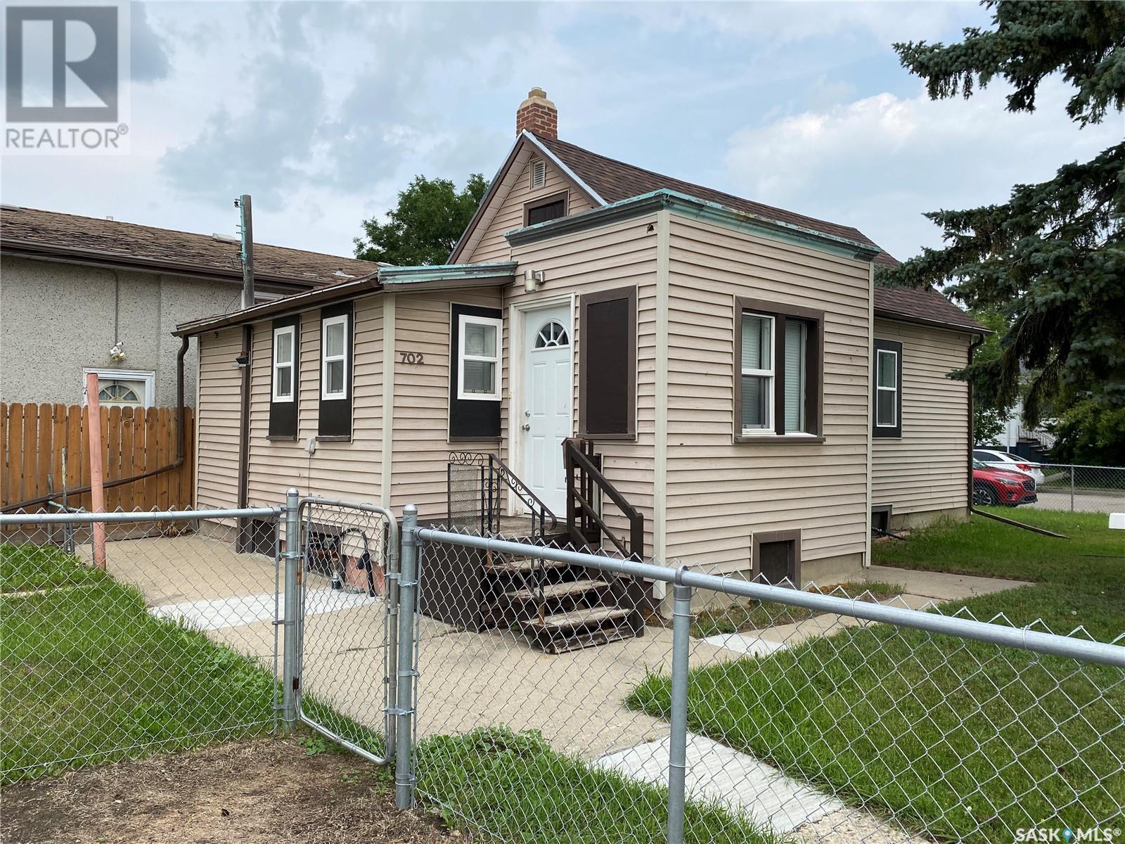 Photo 3 of 702 12 Th Avenue, Regina SK
