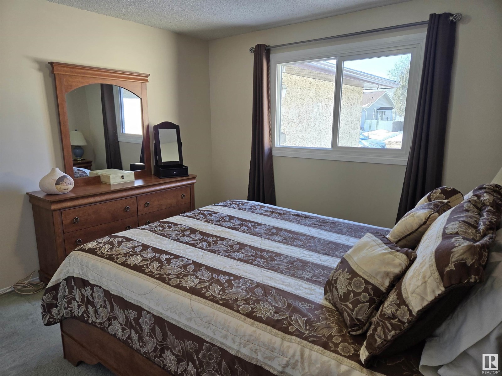 Photo 13 of 14505 23 St Nw, Edmonton AB