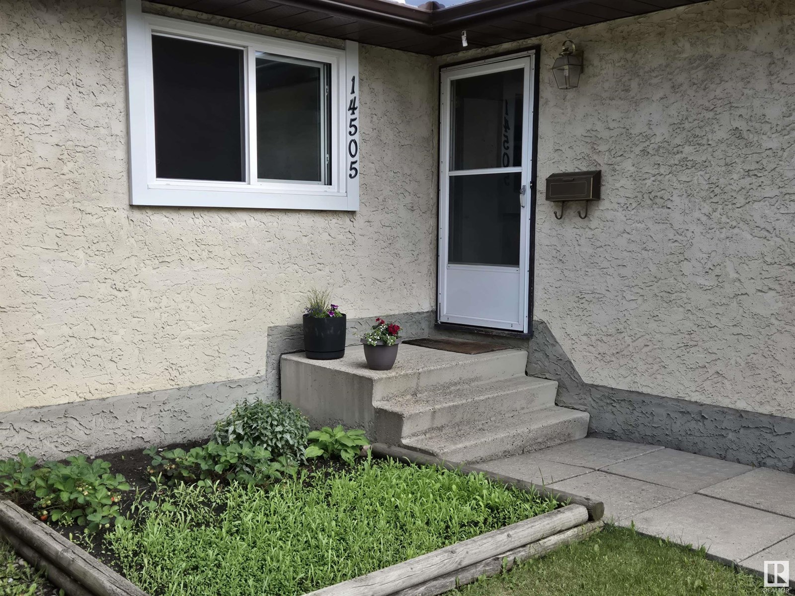 Photo 2 of 14505 23 St Nw, Edmonton AB