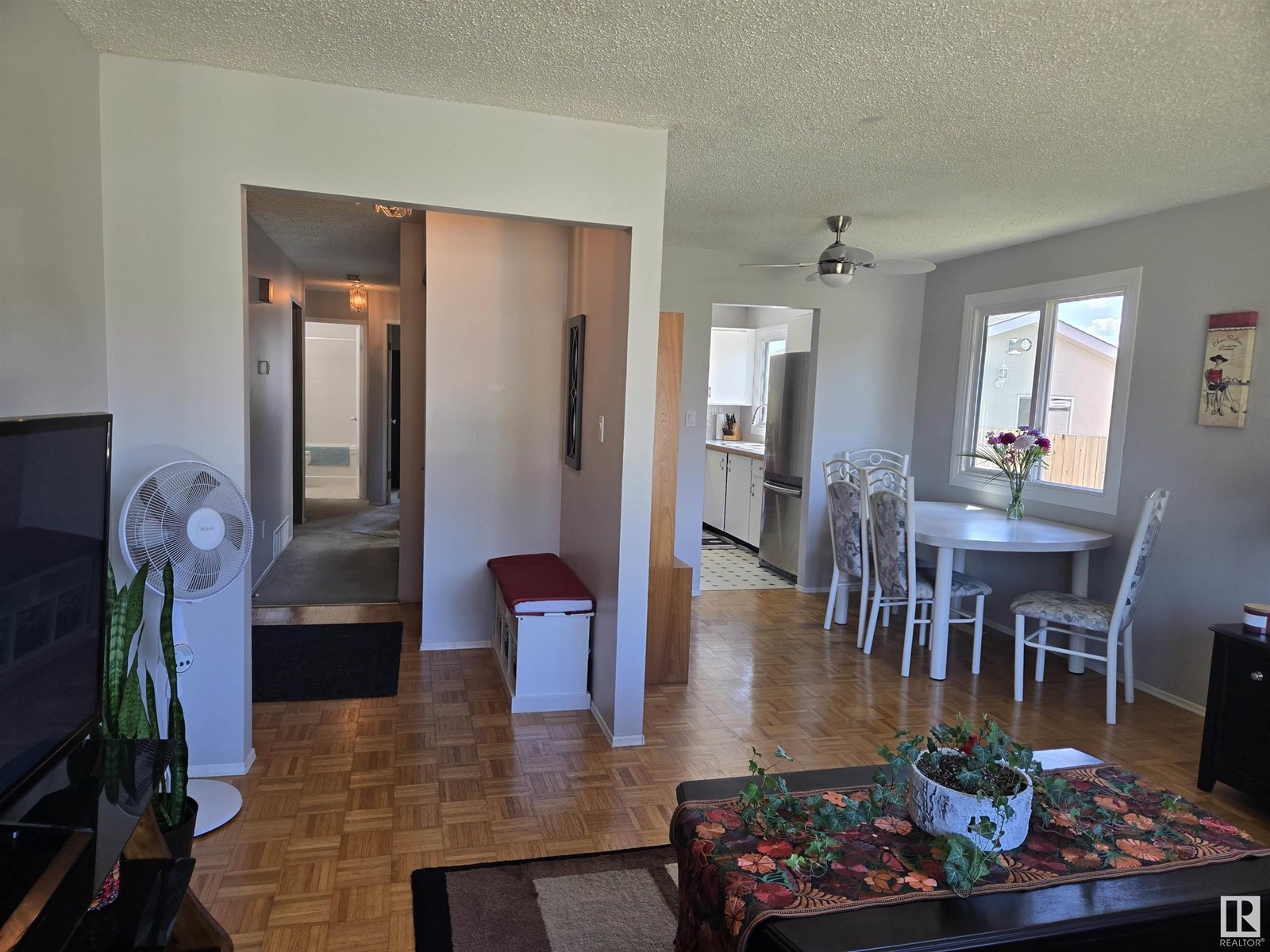 Photo 4 of 14505 23 St Nw, Edmonton AB