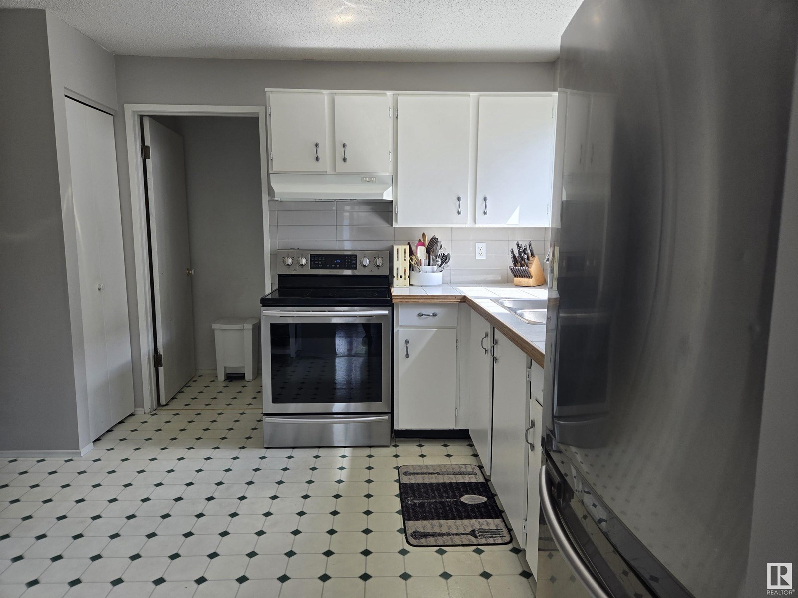 Photo 7 of 14505 23 St Nw, Edmonton AB