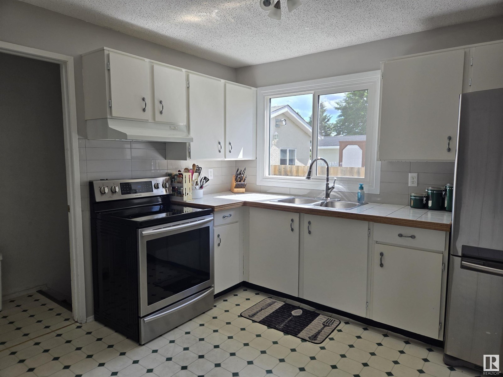 Photo 8 of 14505 23 St Nw, Edmonton AB