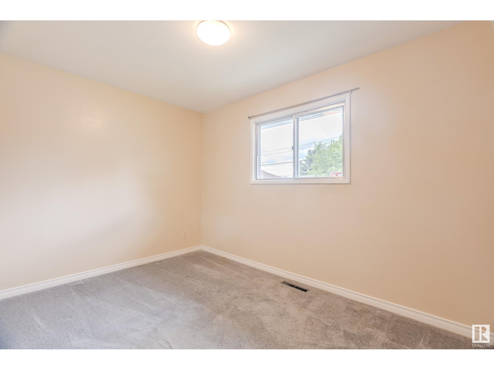Photo 13 of 13116 136 Av Nw, Edmonton AB