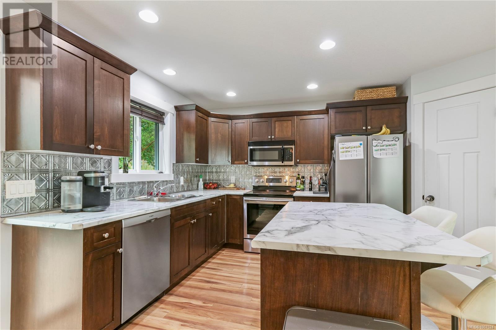 Photo 4 of 1069 Southwood Dr, Nanaimo BC