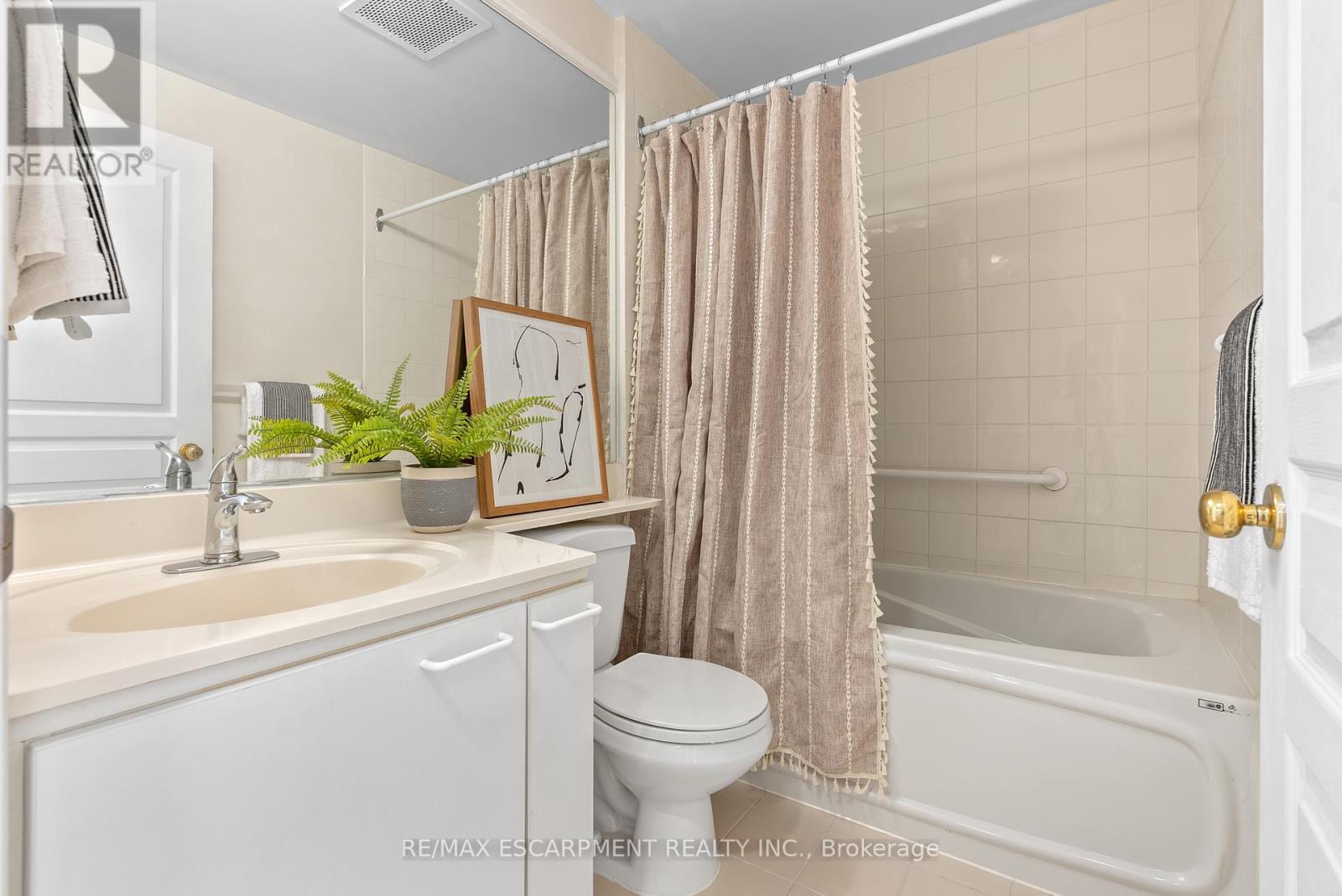 Photo 10 of 409 1 Belvedere Court, Brampton ON