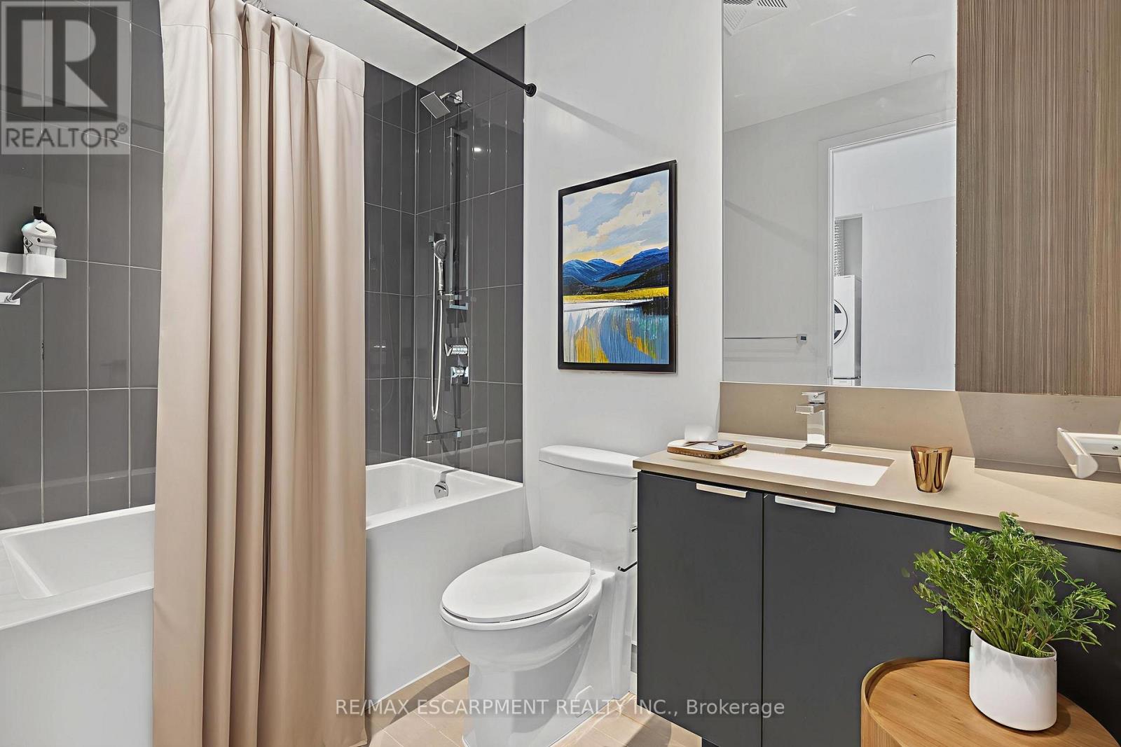 Photo 2 of 3413 3883 Quartz Road, Mississauga ON