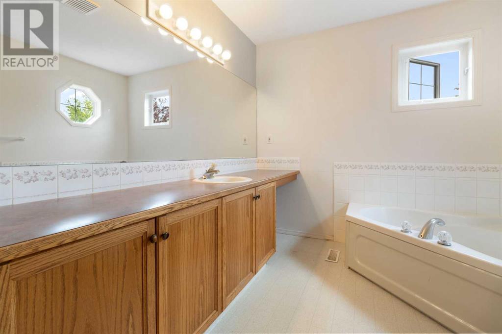 Photo 24 of 605 5220 50 A Avenue, Sylvan Lake AB