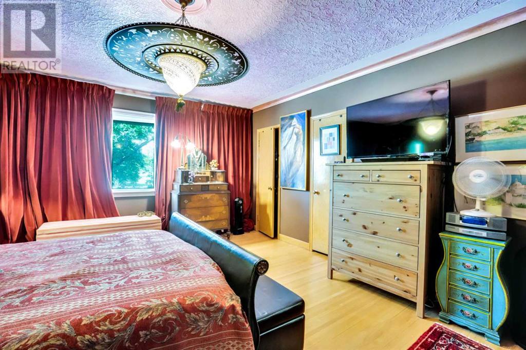 Photo 7 of 1334 Crescent Road Nw, Calgary AB