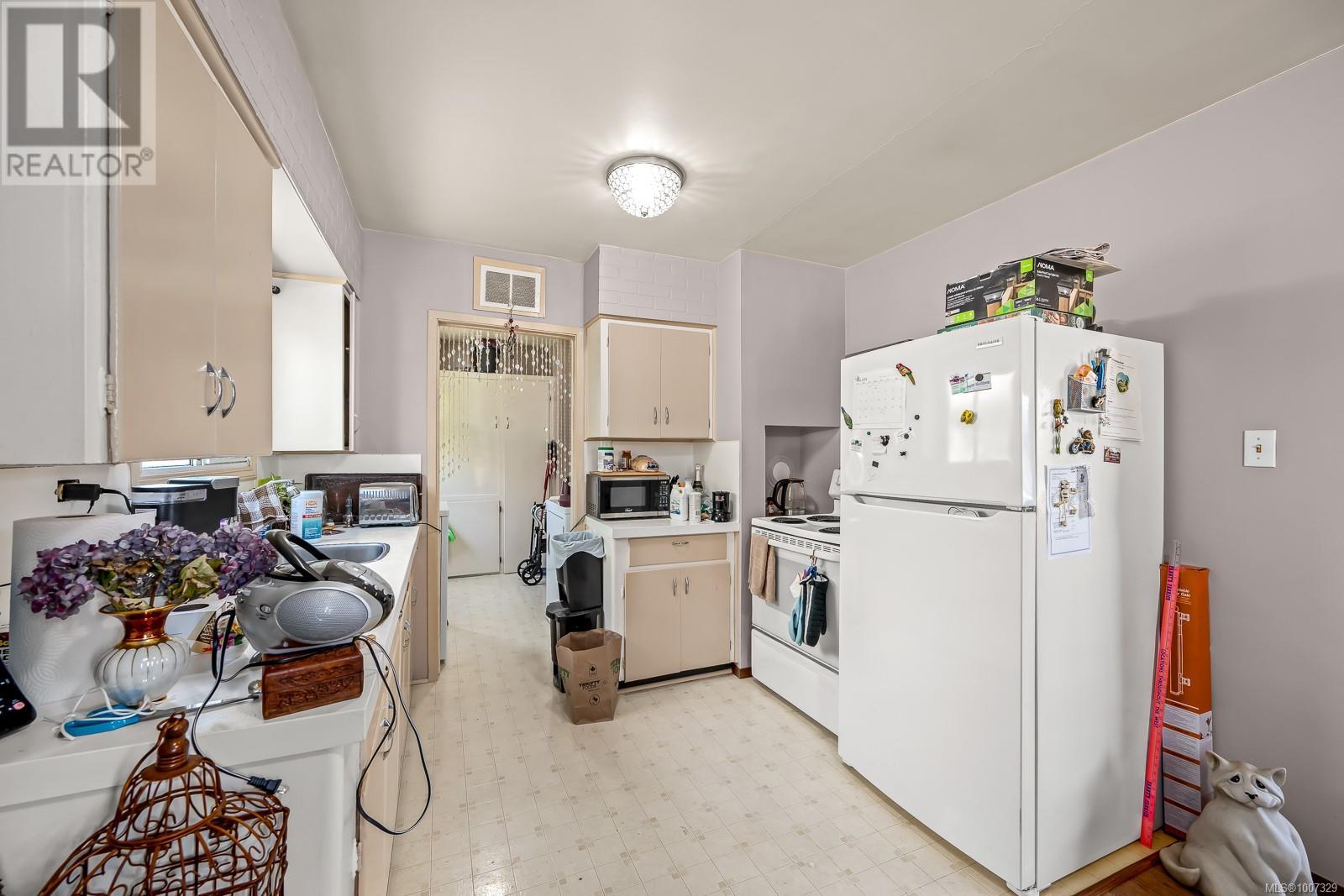 Photo 2 of 714 12 Th St, Courtenay BC