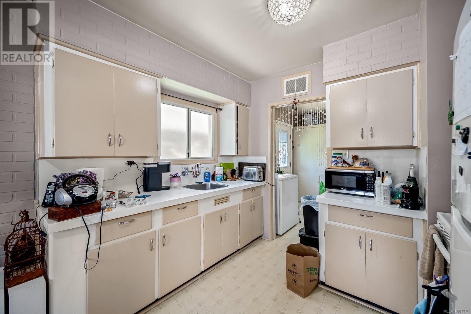 Photo 7 of 714 12 Th St, Courtenay BC