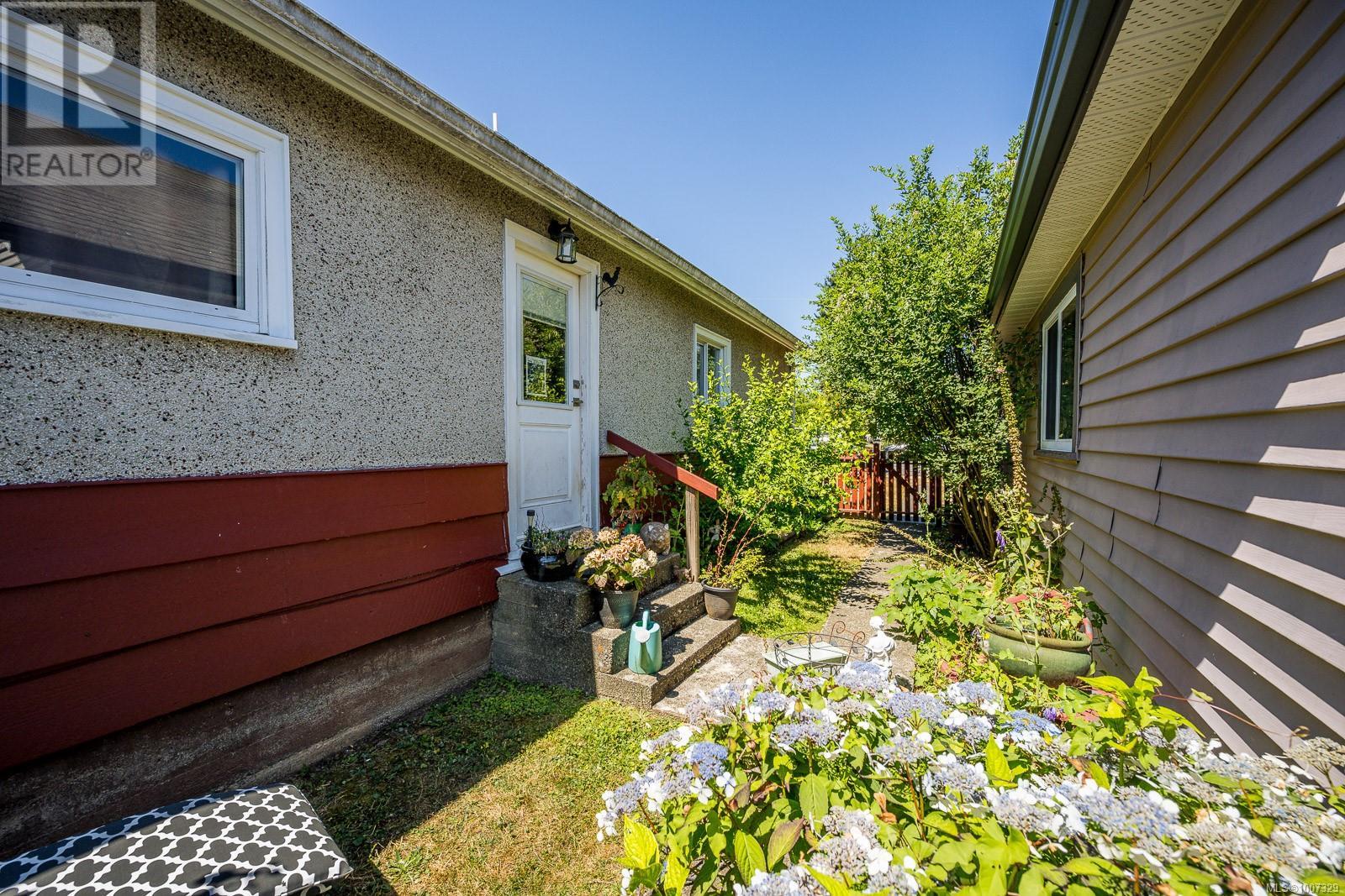 Photo 14 of 714 12 Th St, Courtenay BC