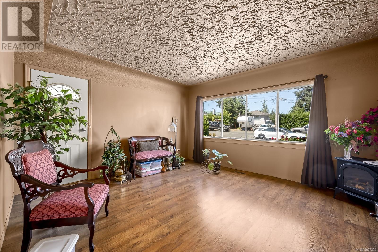 Photo 3 of 714 12 Th St, Courtenay BC
