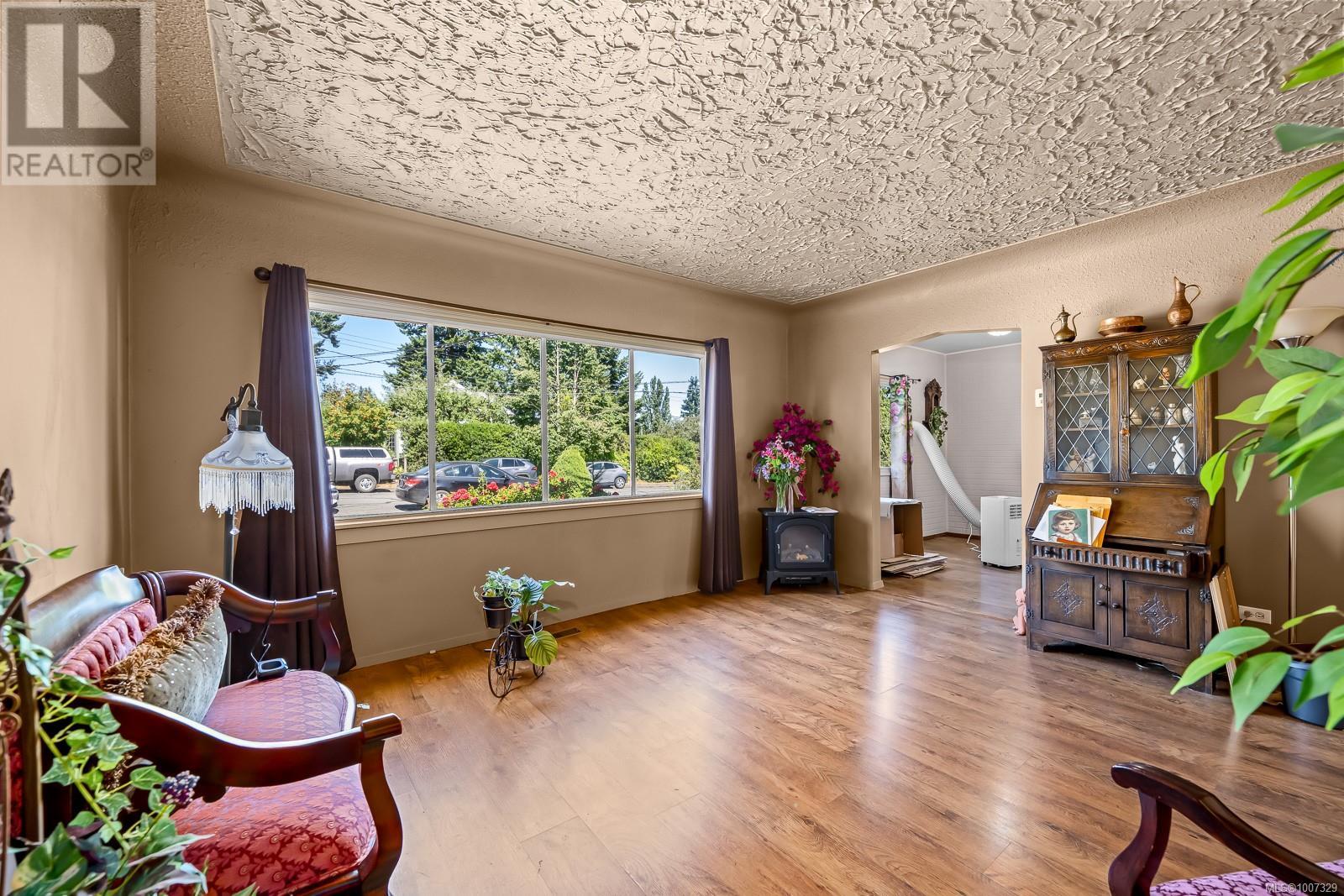 Photo 24 of 714 12 Th St, Courtenay BC