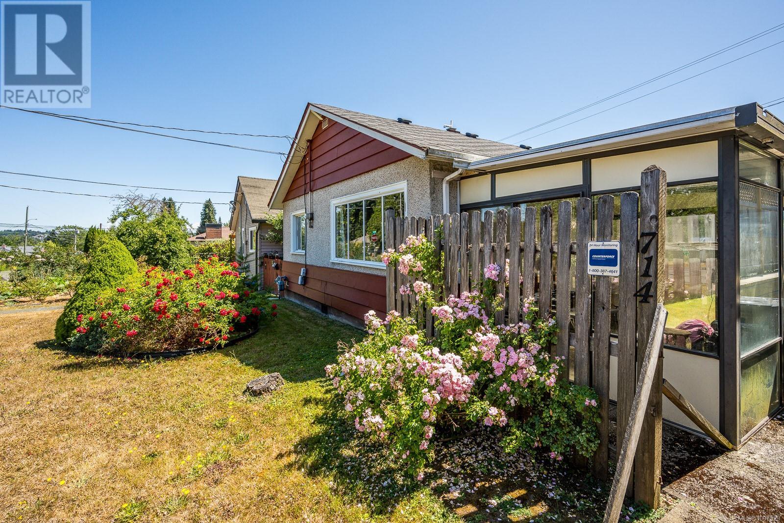 Photo 6 of 714 12 Th St, Courtenay BC