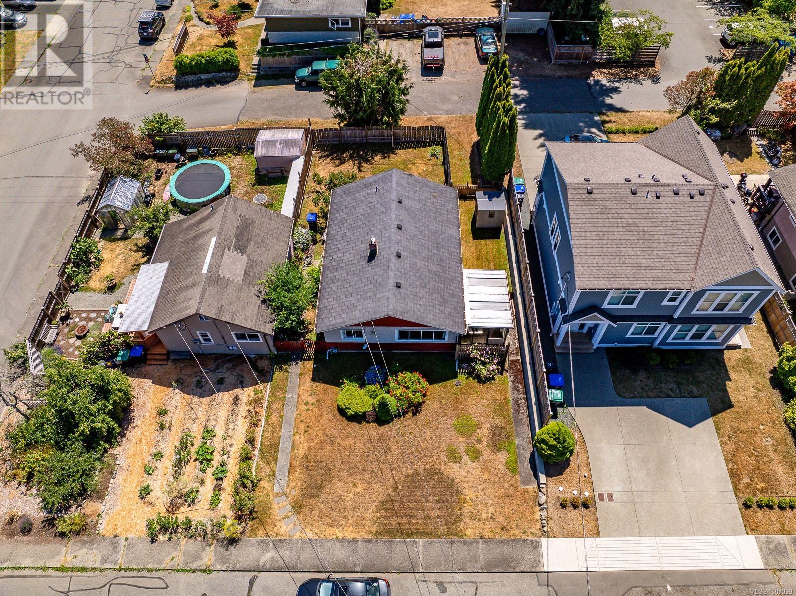 Photo 4 of 714 12 Th St, Courtenay BC