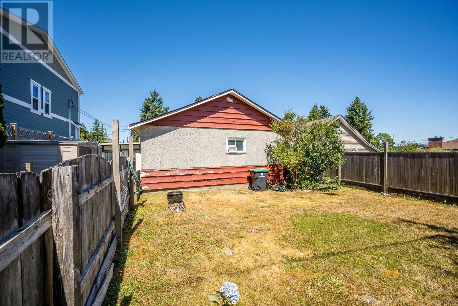 Photo 13 of 714 12 Th St, Courtenay BC