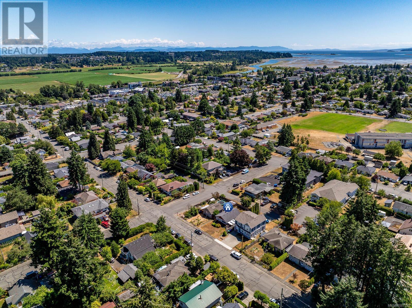 Photo 11 of 714 12 Th St, Courtenay BC