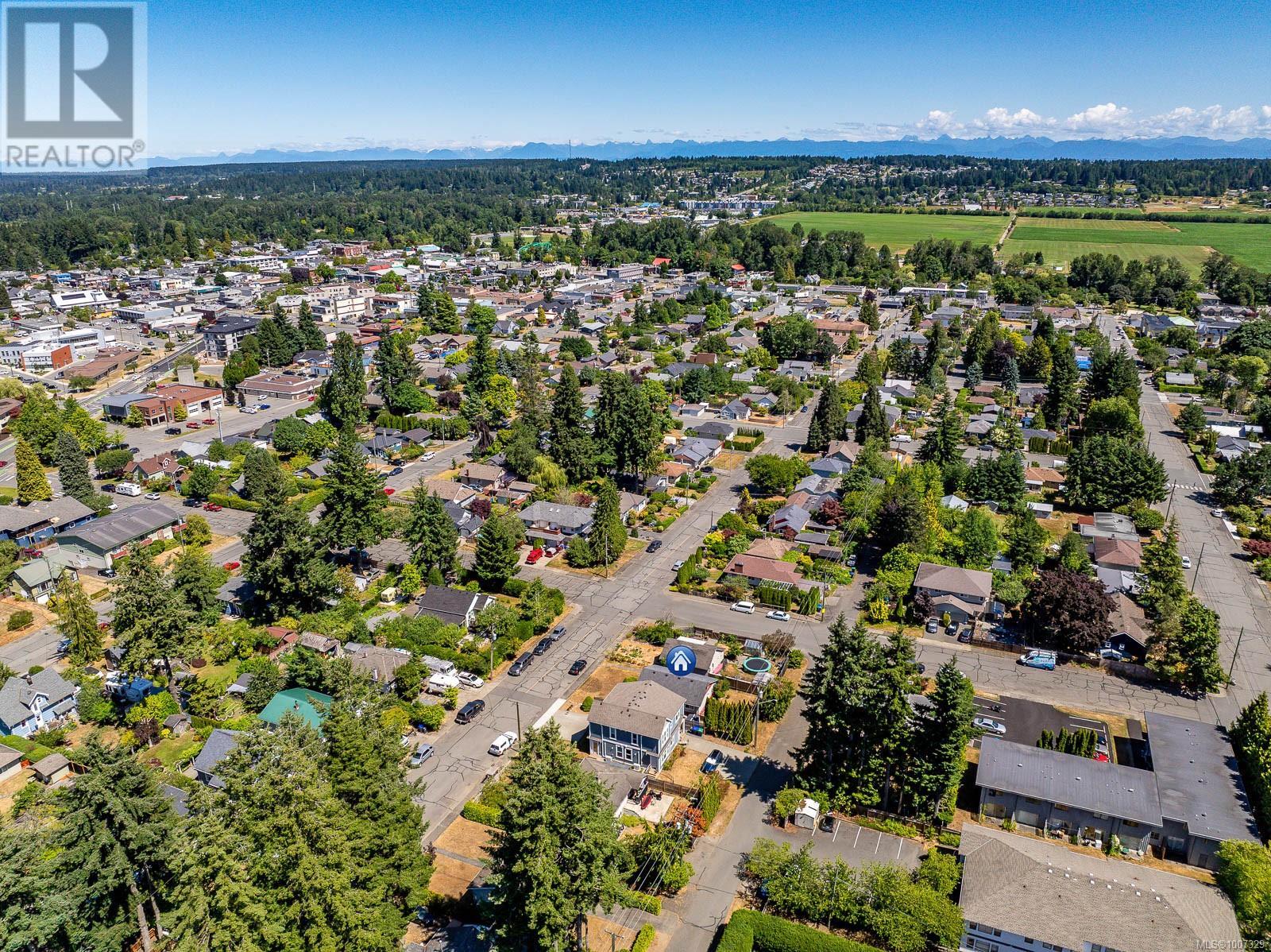Photo 10 of 714 12 Th St, Courtenay BC