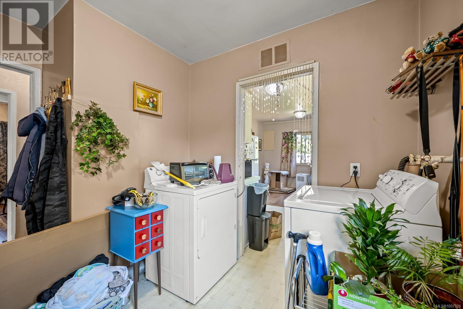 Photo 9 of 714 12 Th St, Courtenay BC