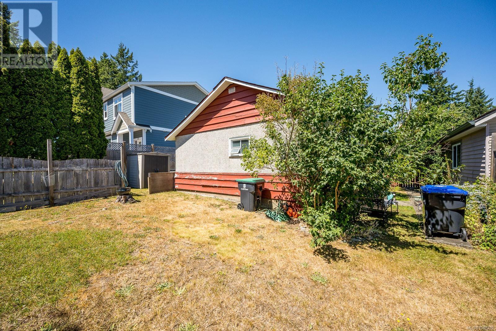 Photo 8 of 714 12 Th St, Courtenay BC