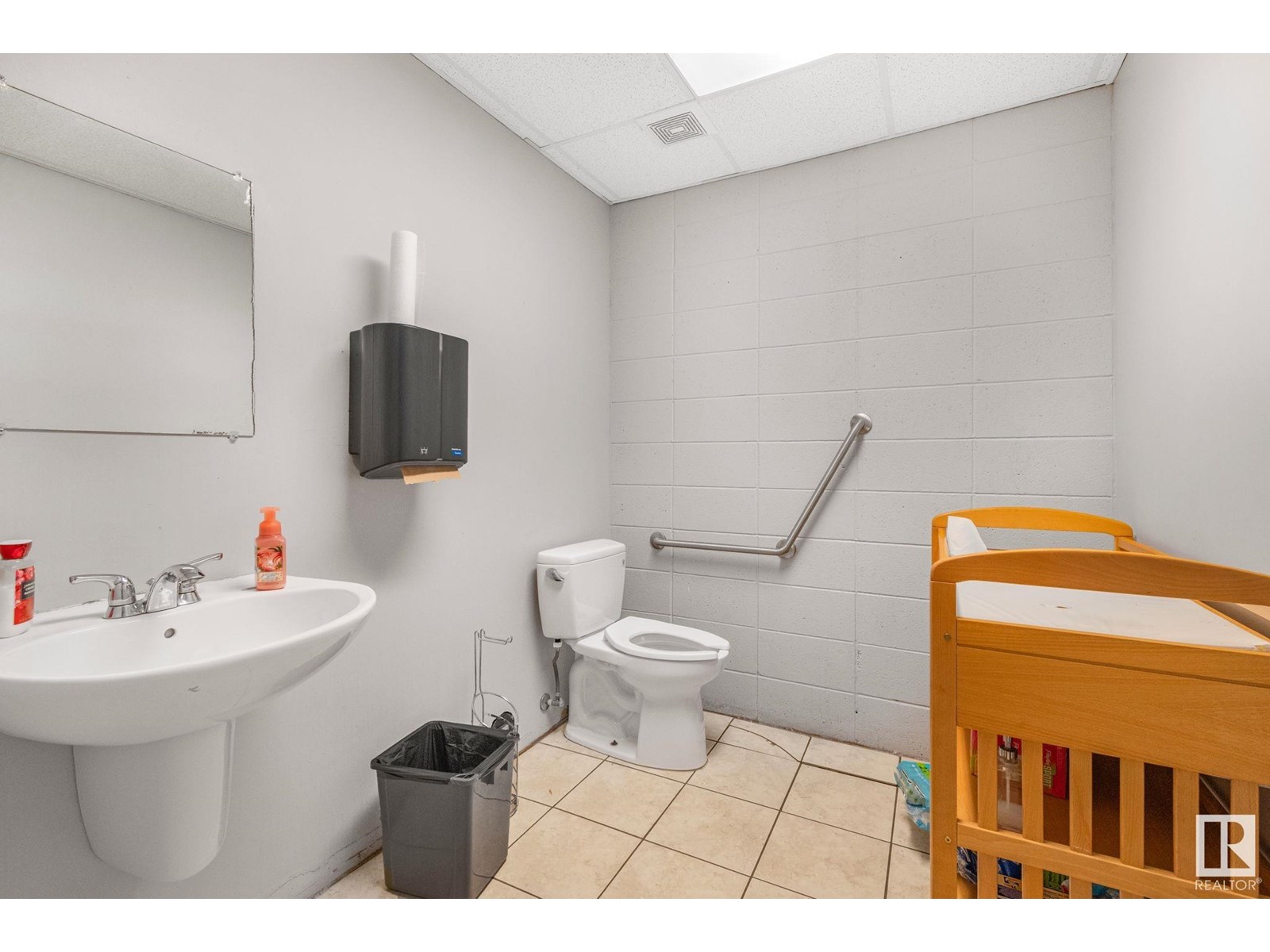 Photo 11 of 9938 70 Av Nw Nw, Edmonton AB