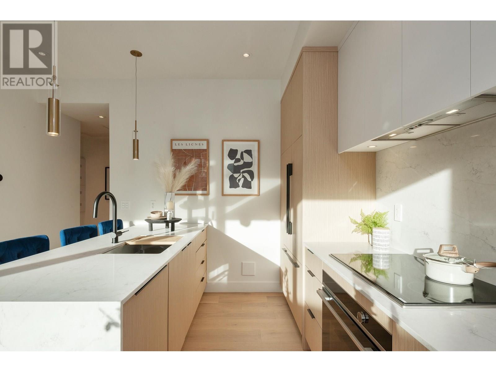 Photo 12 of 32 E 37th Avenue, Vancouver BC