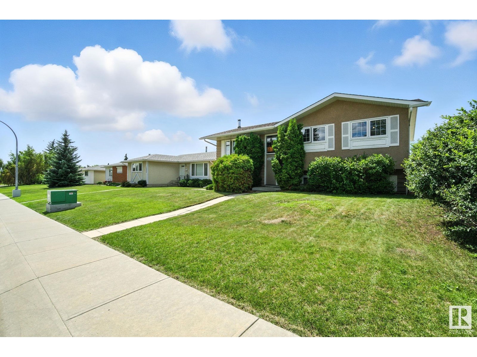 Photo 2 of 14936 81 St Nw, Edmonton AB