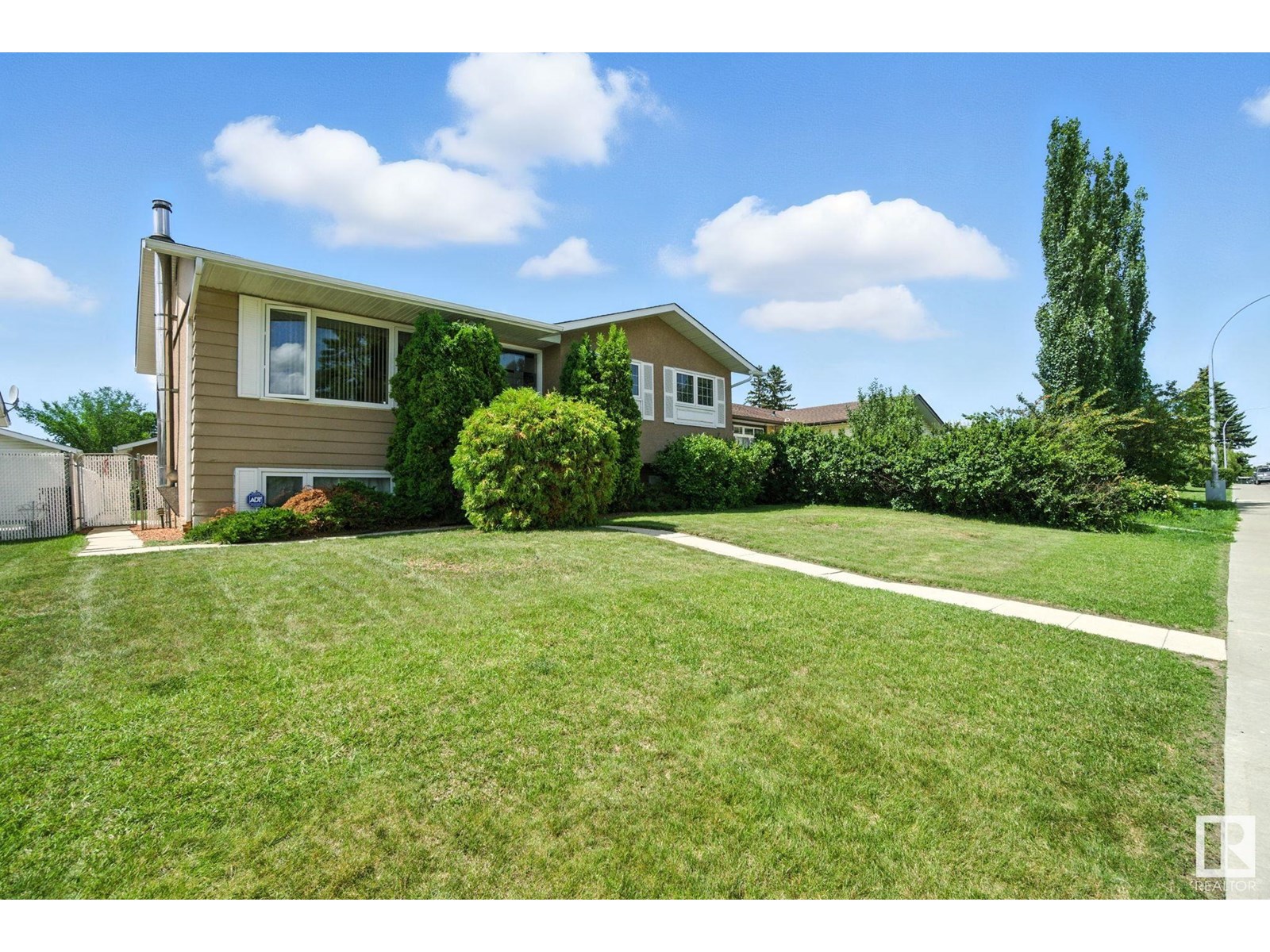 Photo 3 of 14936 81 St Nw, Edmonton AB