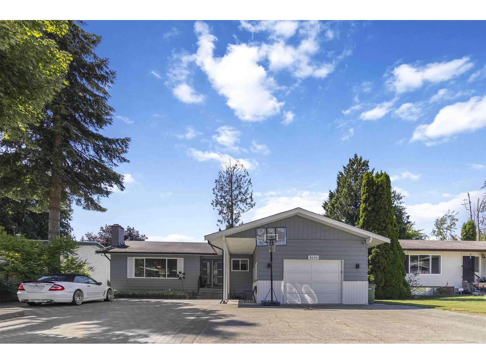 Photo 2 of 3045 Mouat Drive, Abbotsford BC