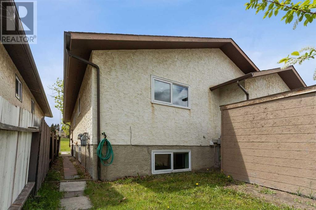 Single Family House Bi-level for Sale in  Berwick Road NW Beddington Heights Calgary 