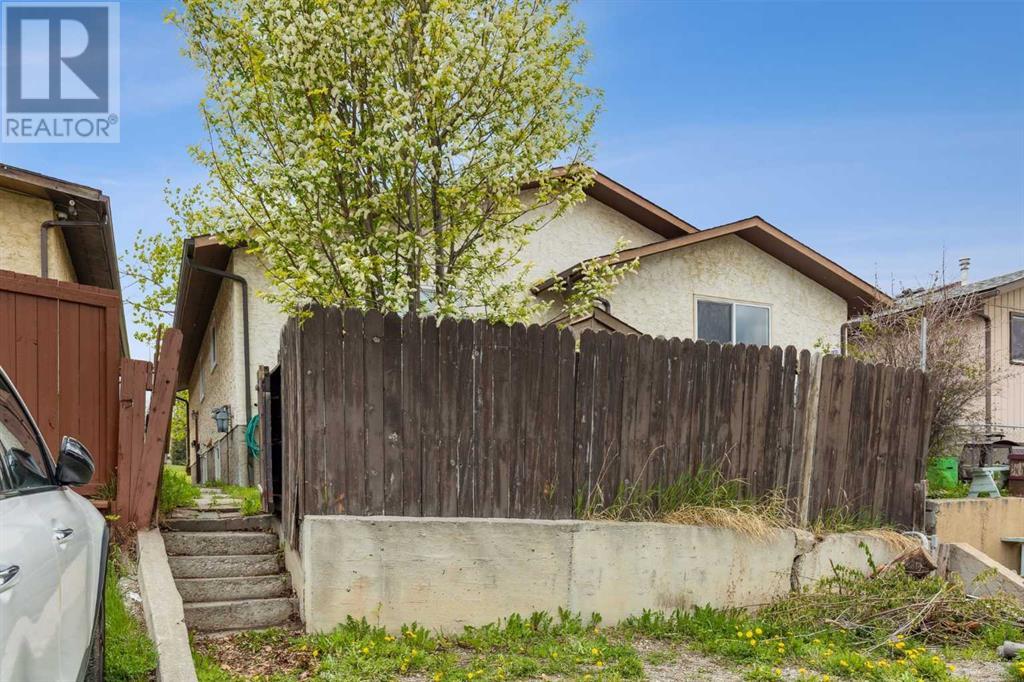 Single Family House Bi-level for Sale in  Berwick Road NW Beddington Heights Calgary 