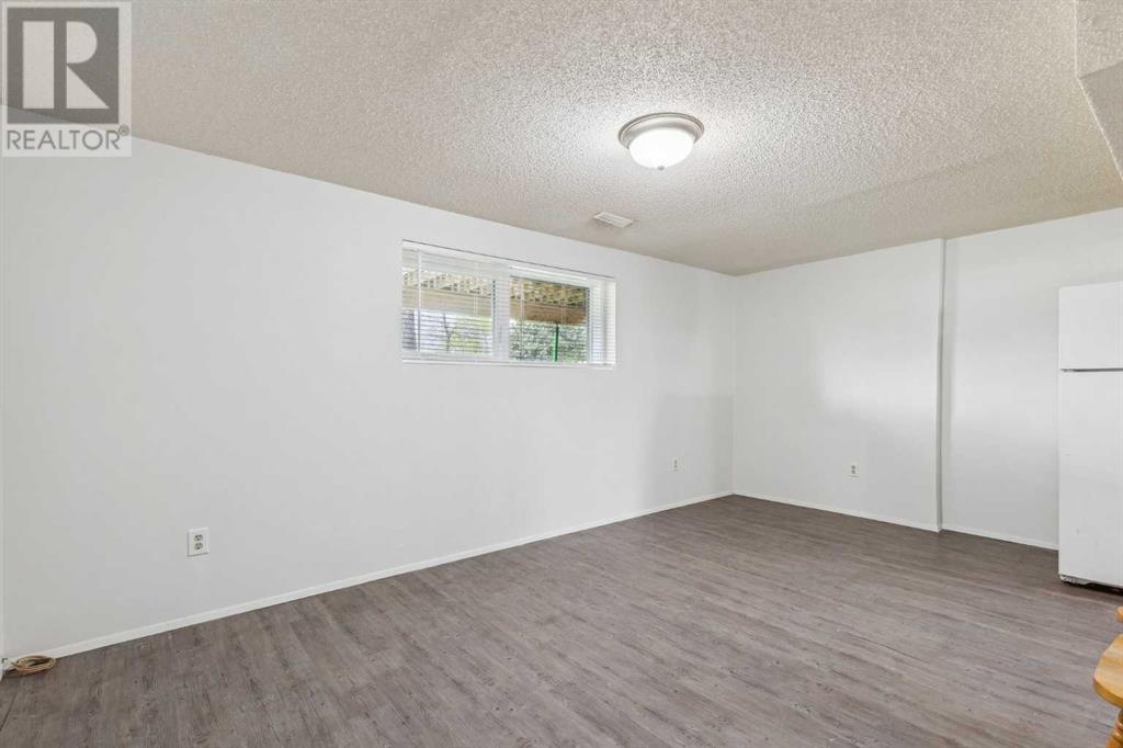 Single Family House Bi-level for Sale in  Berwick Road NW Beddington Heights Calgary 