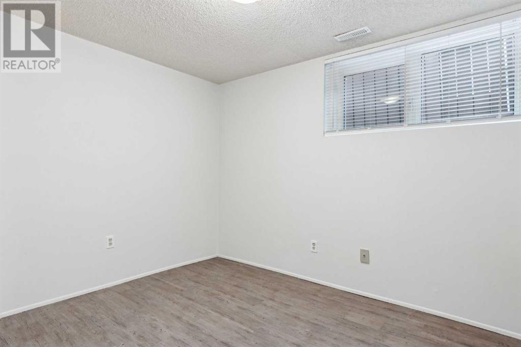 Single Family House Bi-level for Sale in  Berwick Road NW Beddington Heights Calgary 