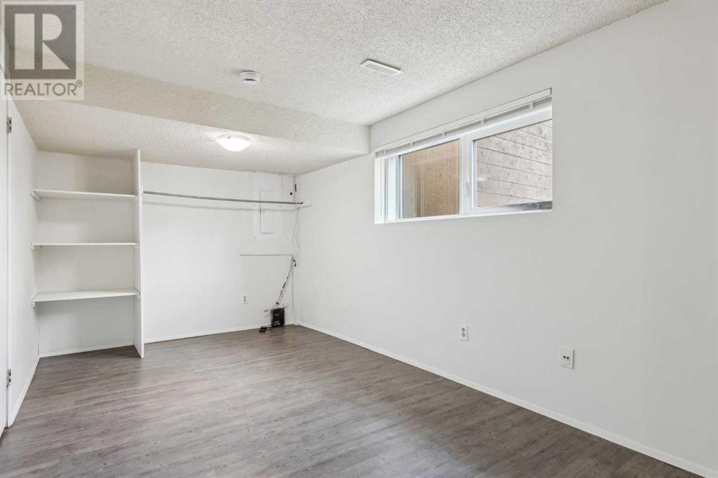 Single Family House Bi-level for Sale in  Berwick Road NW Beddington Heights Calgary 