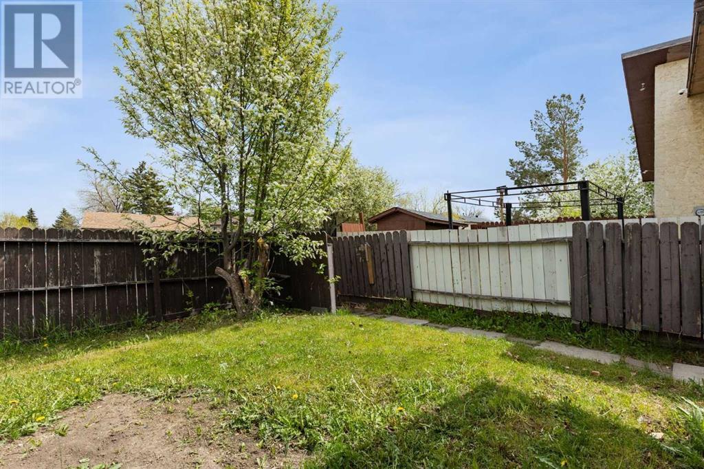 Single Family House Bi-level for Sale in  Berwick Road NW Beddington Heights Calgary 
