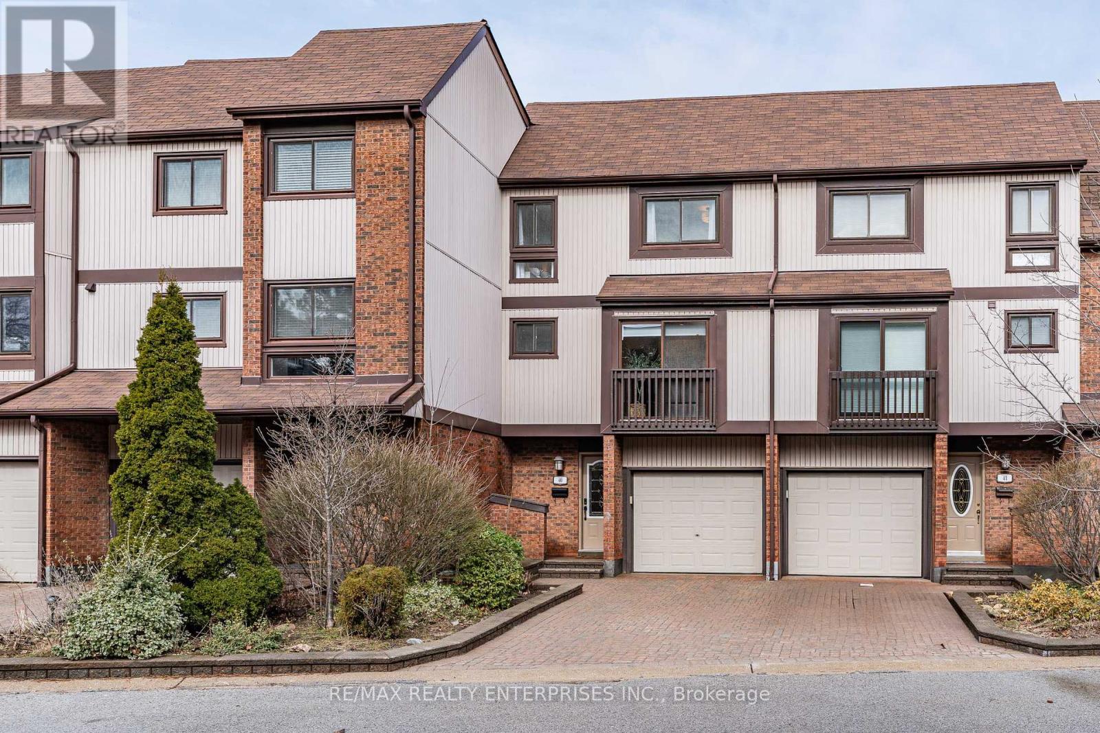 Photo 1 of 40 1060 Walden Circle, Mississauga ON