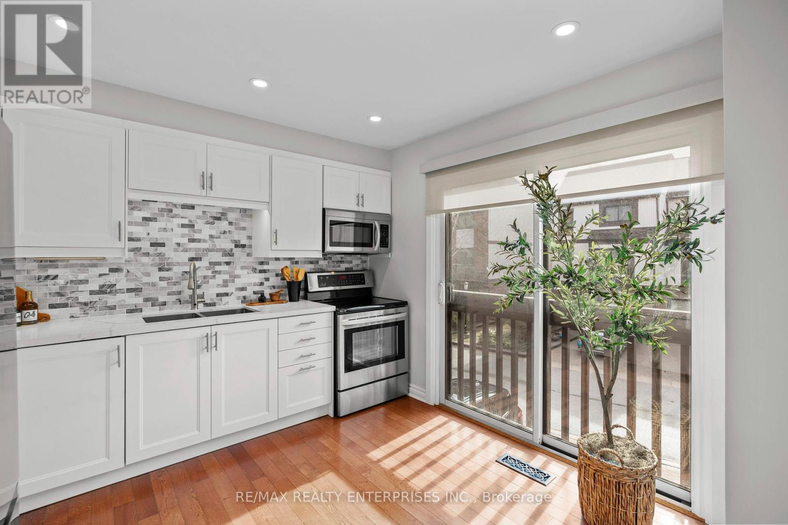 Photo 10 of 40 1060 Walden Circle, Mississauga ON