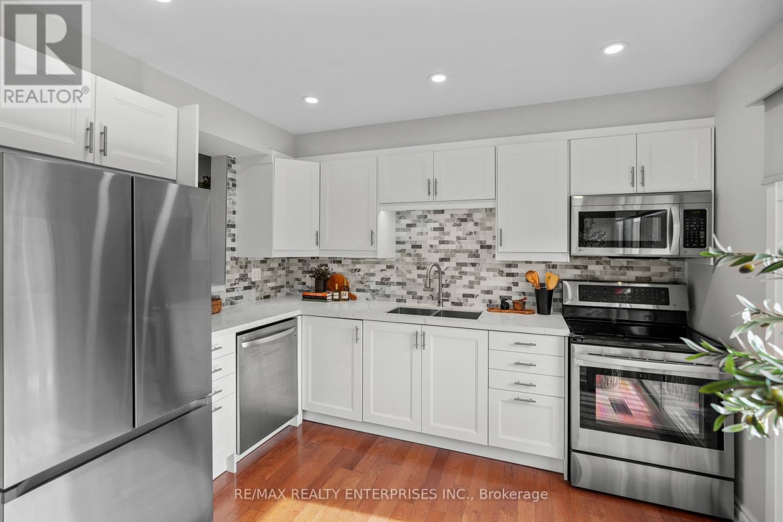 Photo 11 of 40 1060 Walden Circle, Mississauga ON