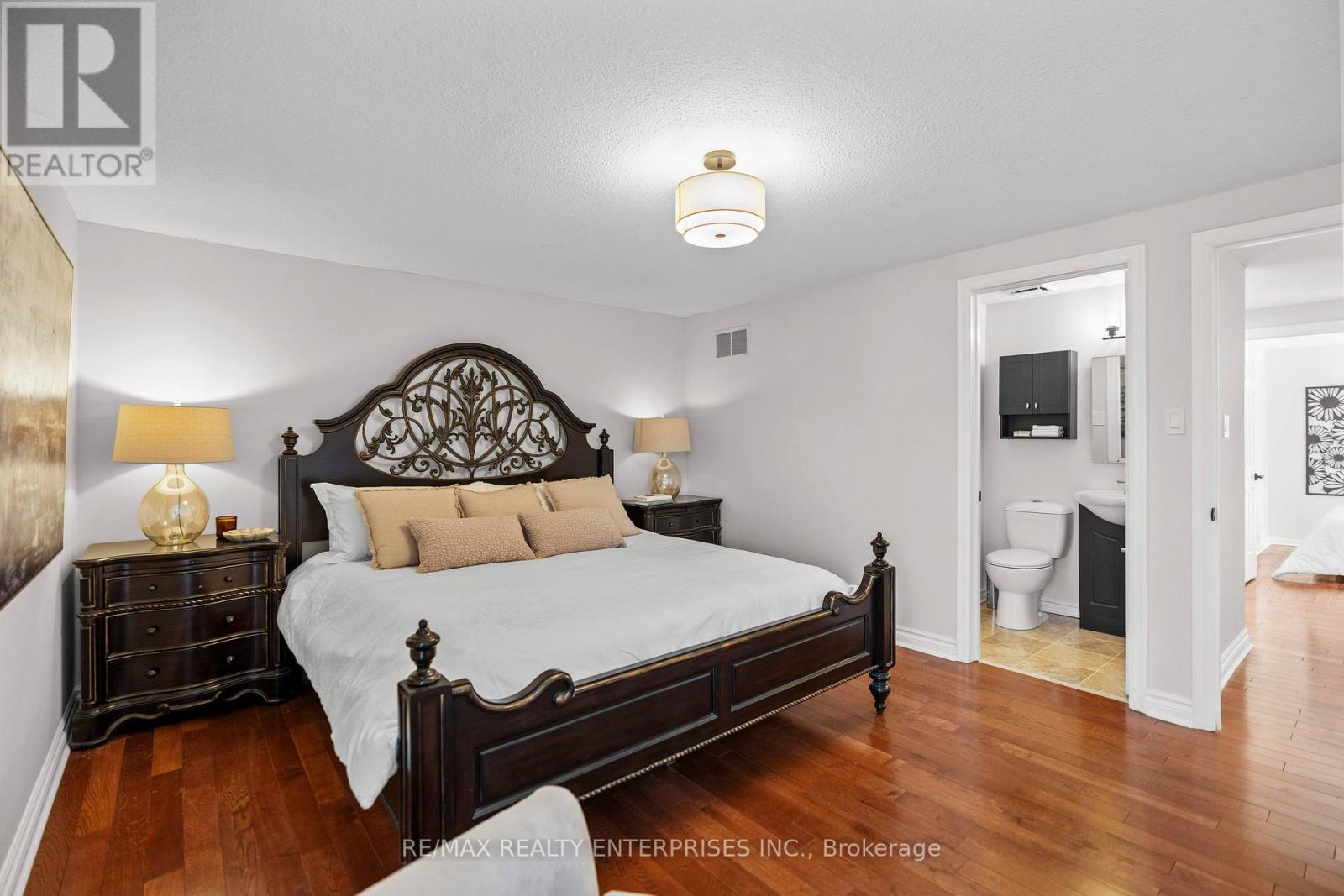 Photo 15 of 40 1060 Walden Circle, Mississauga ON
