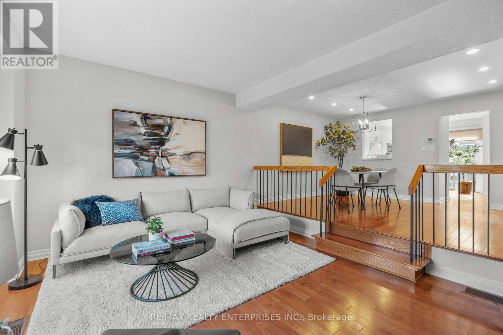 Photo 4 of 40 1060 Walden Circle, Mississauga ON