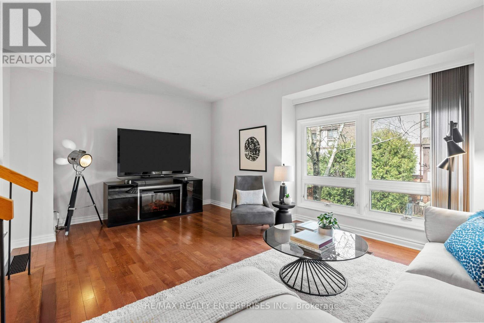 Photo 5 of 40 1060 Walden Circle, Mississauga ON