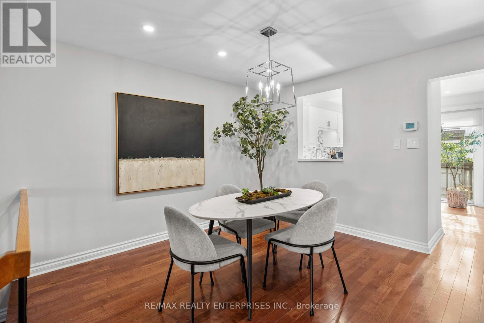 Photo 8 of 40 1060 Walden Circle, Mississauga ON