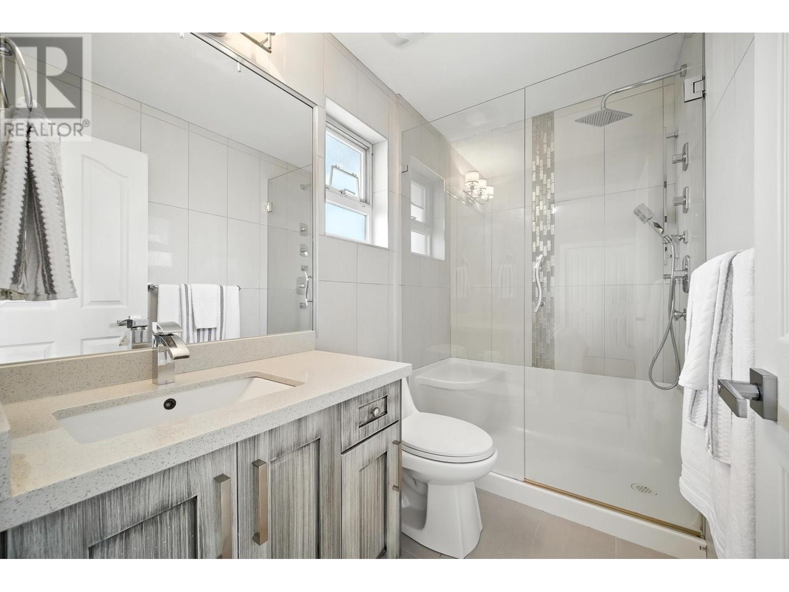 Photo 6 of 7563 1st Street, Burnaby BC