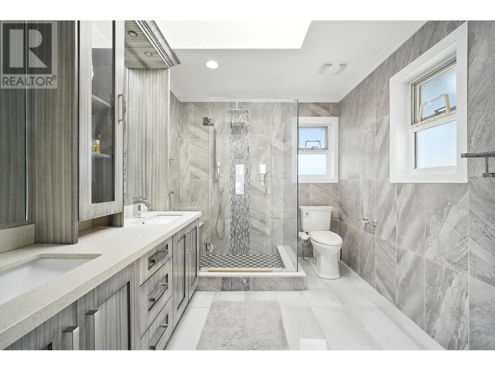 Photo 5 of 7563 1st Street, Burnaby BC
