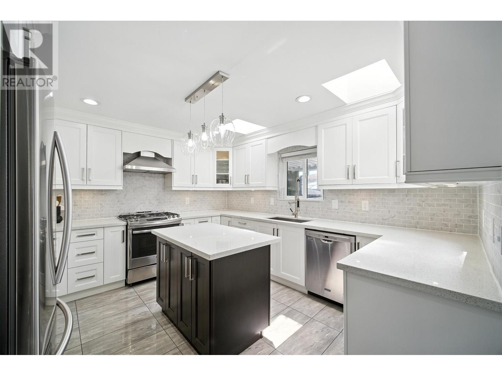 Photo 18 of 7563 1st Street, Burnaby BC