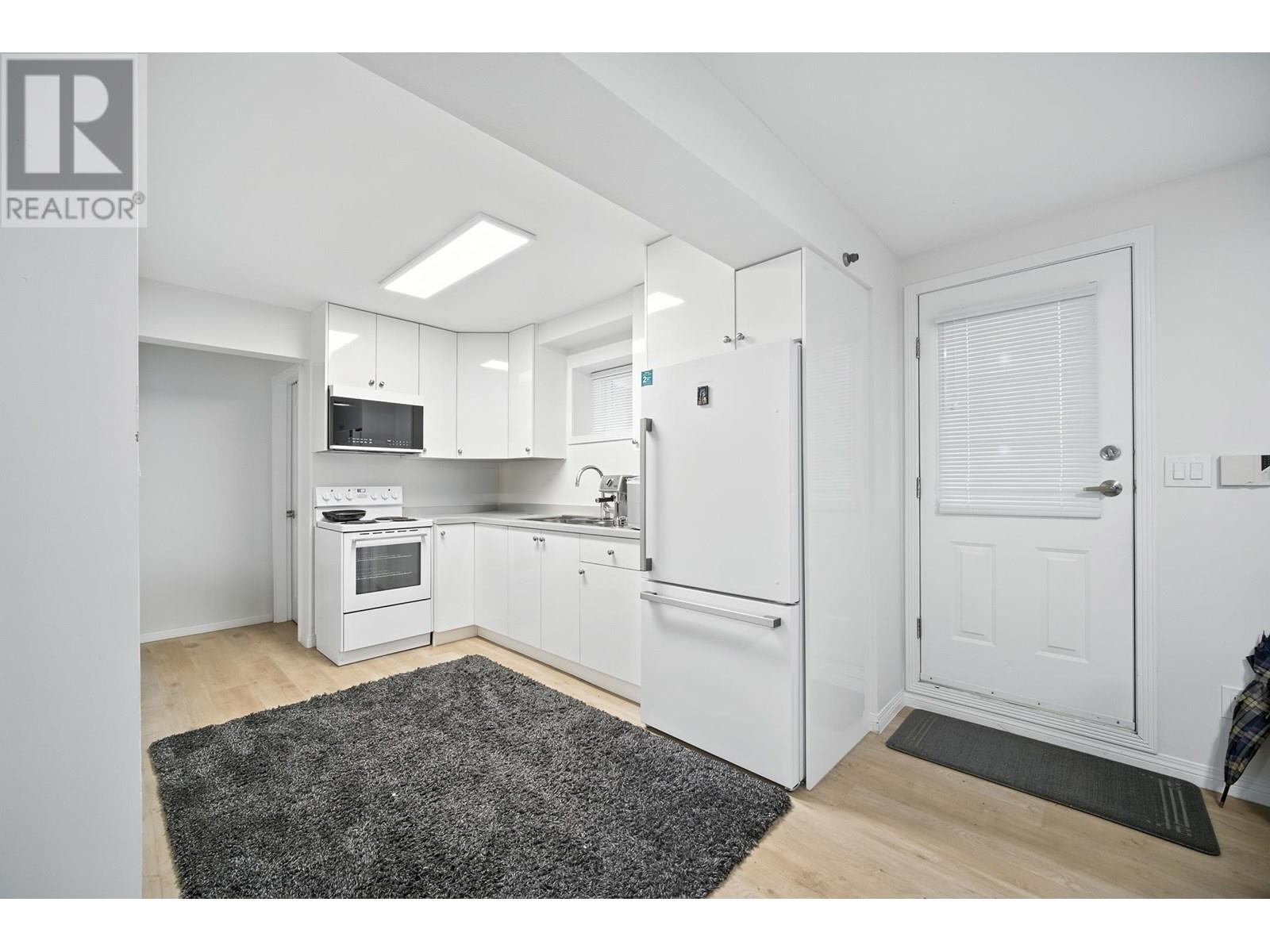 Photo 4 of 7563 1st Street, Burnaby BC